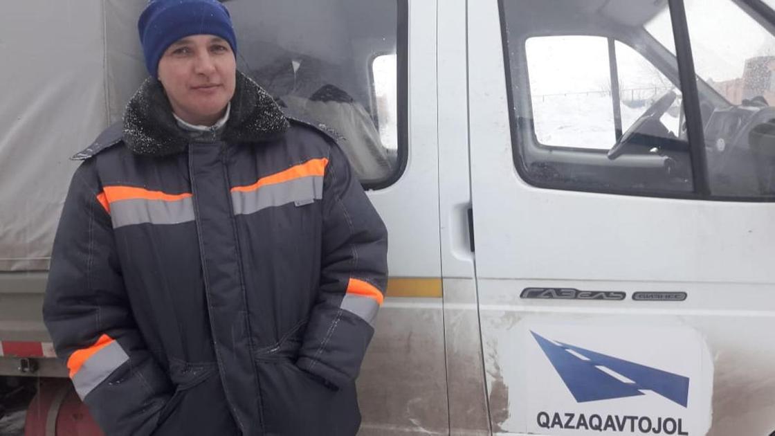 Схватки и замерзающие на трассе люди: из каких передряг вытаскивали казахстанцев дорожницы