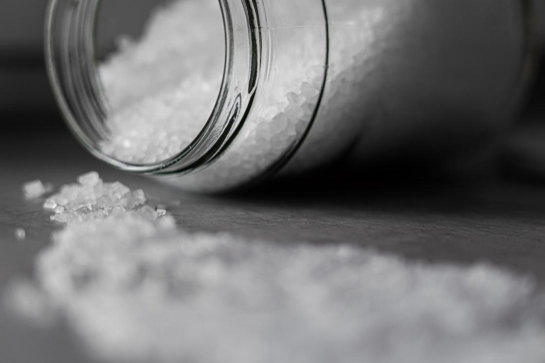 Крупная соль рассыпана по столу