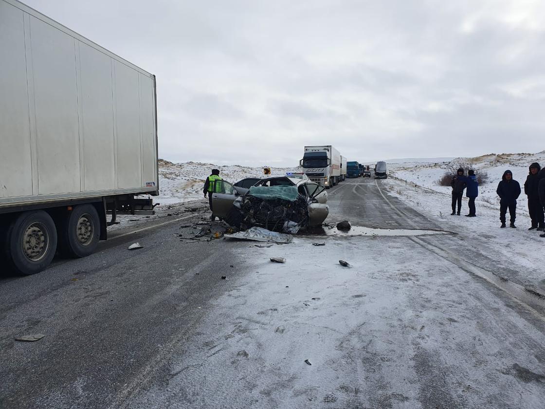Camry превратилась в груду железа после ДТП с грузовиком в Актюбинской области (фото)