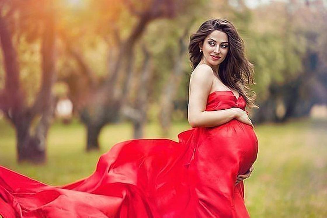 Беременная женщина в Красном