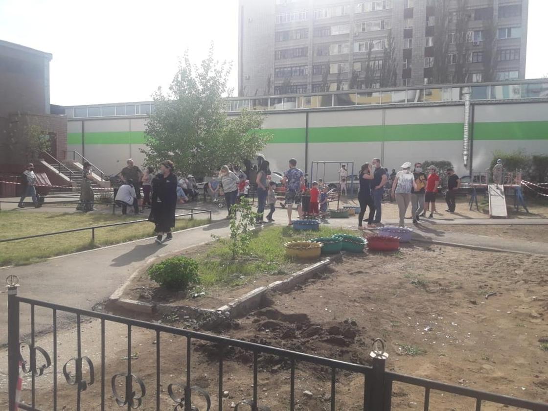 "Я объявляю голодовку": жители карантинной многоэтажки требуют освободить их в Павлодаре