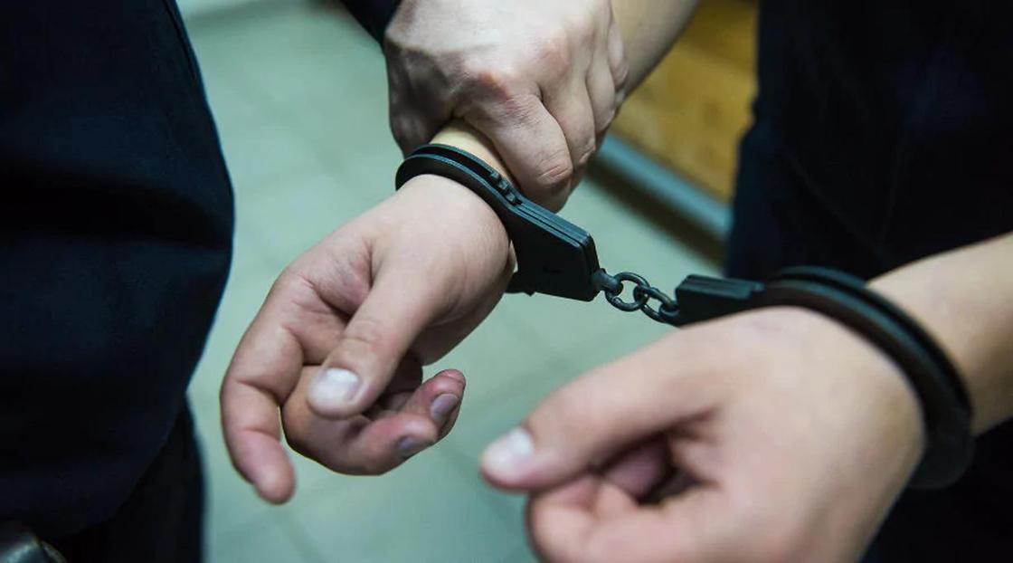 Вывезли за город и избили до смерти: обвиняемого казахстанца экстрадировали из России Вывезли за город и избили до смерти: обвиняемого казахстанца экстрадировали из России