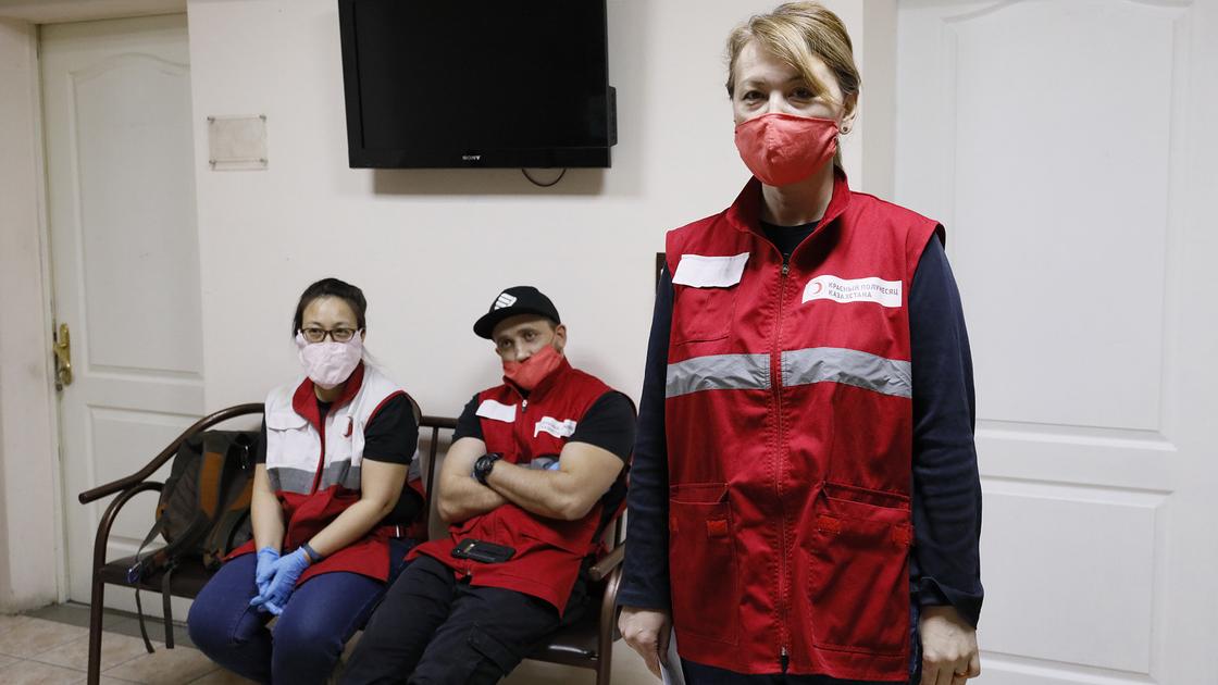 Волонтеры Красного Полумесяца обеспечат продуктами 800 человек в Алматы и Нур-Султане