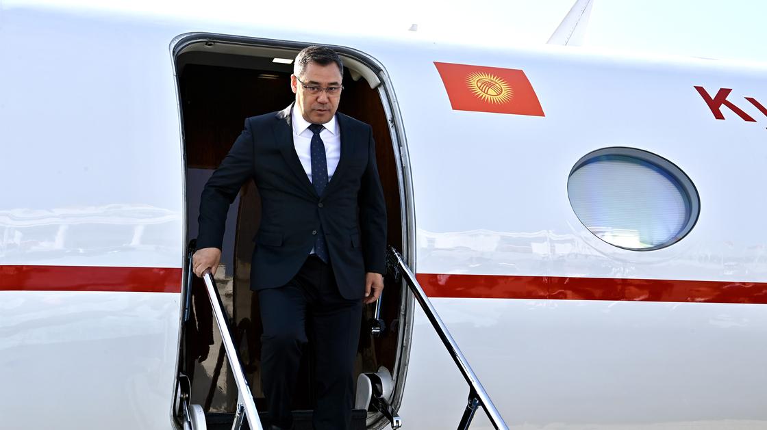 Президент Кыргызстана выходит из самолета Президент Кыргызстана выходит из самолета