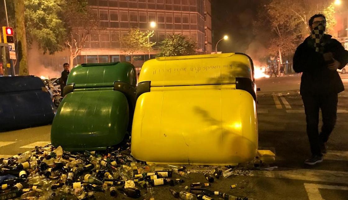 Протесты в Барселоне: демонстранты поджигают машины и строят баррикады