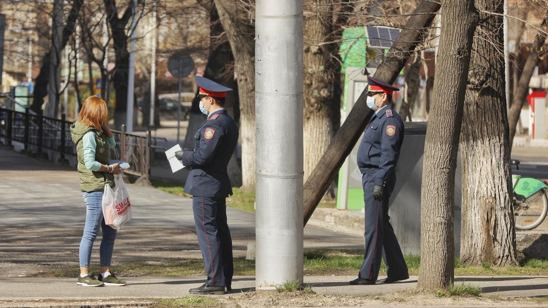 "Крутят всех": полиция начала задерживать митингующих в Алматы (видео)