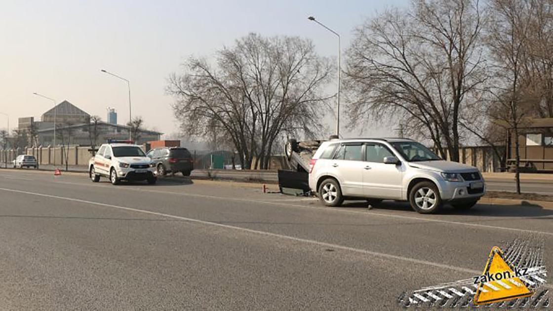 Машины стоят на дороге на месте аварии в Алматы