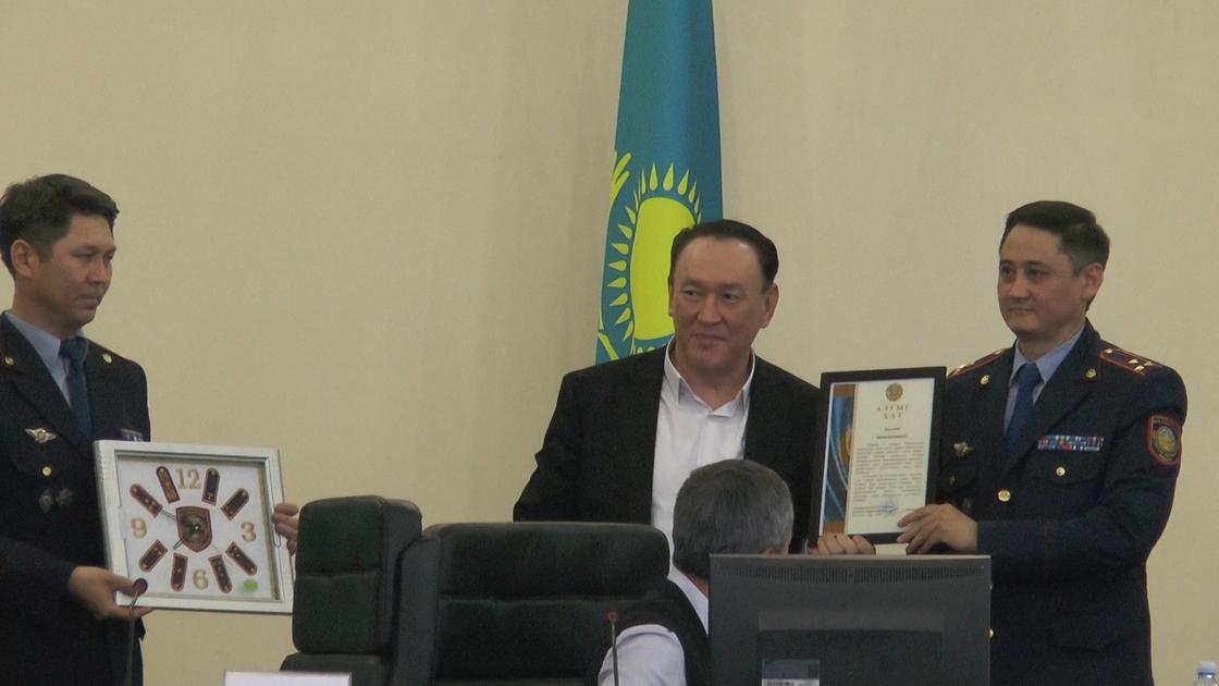 Акан Сатаев провел Слет молодых полицейских Алматы Акан Сатаев провел Слет молодых полицейских Алматы