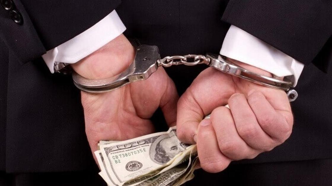 «Вымогали миллион долларов»: сотрудника налоговой и его сообщников задержали в Алматы