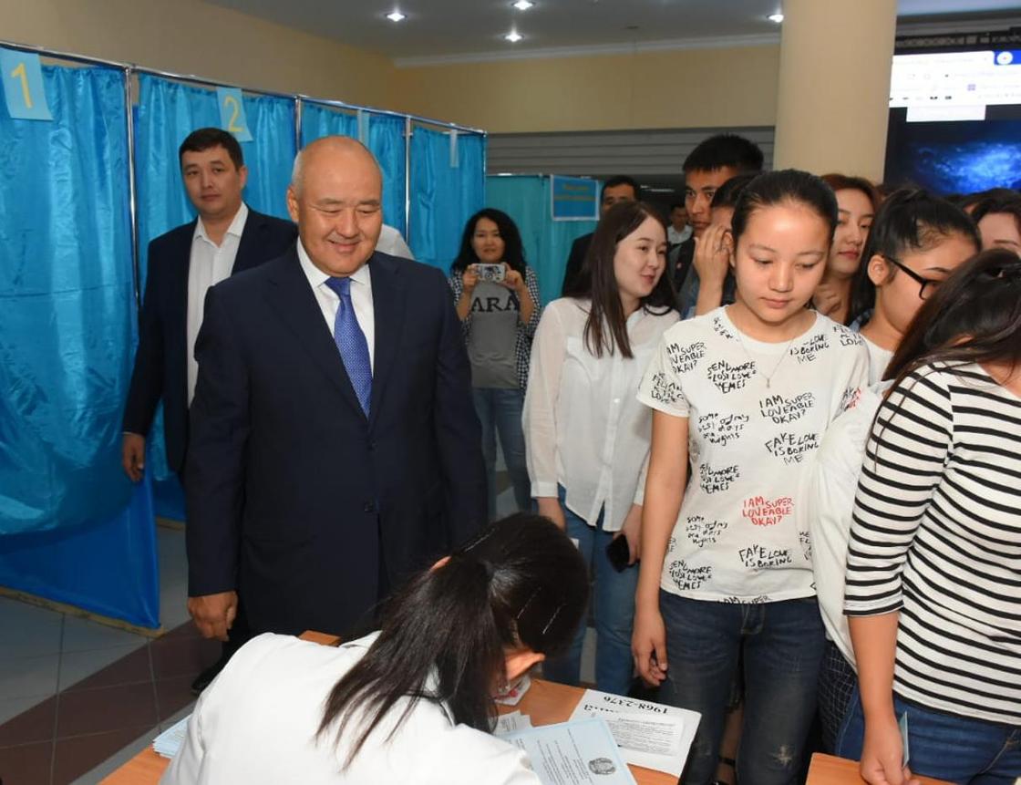 Аким Туркестанской области проголосовал на выборах (фото)