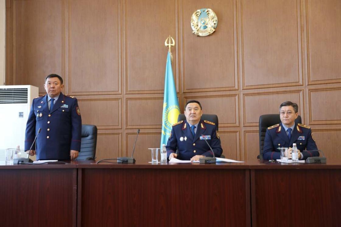 Бакитжан Малыбаев (крайний слева) рядом с главой МВД Маратом Ахметжановым