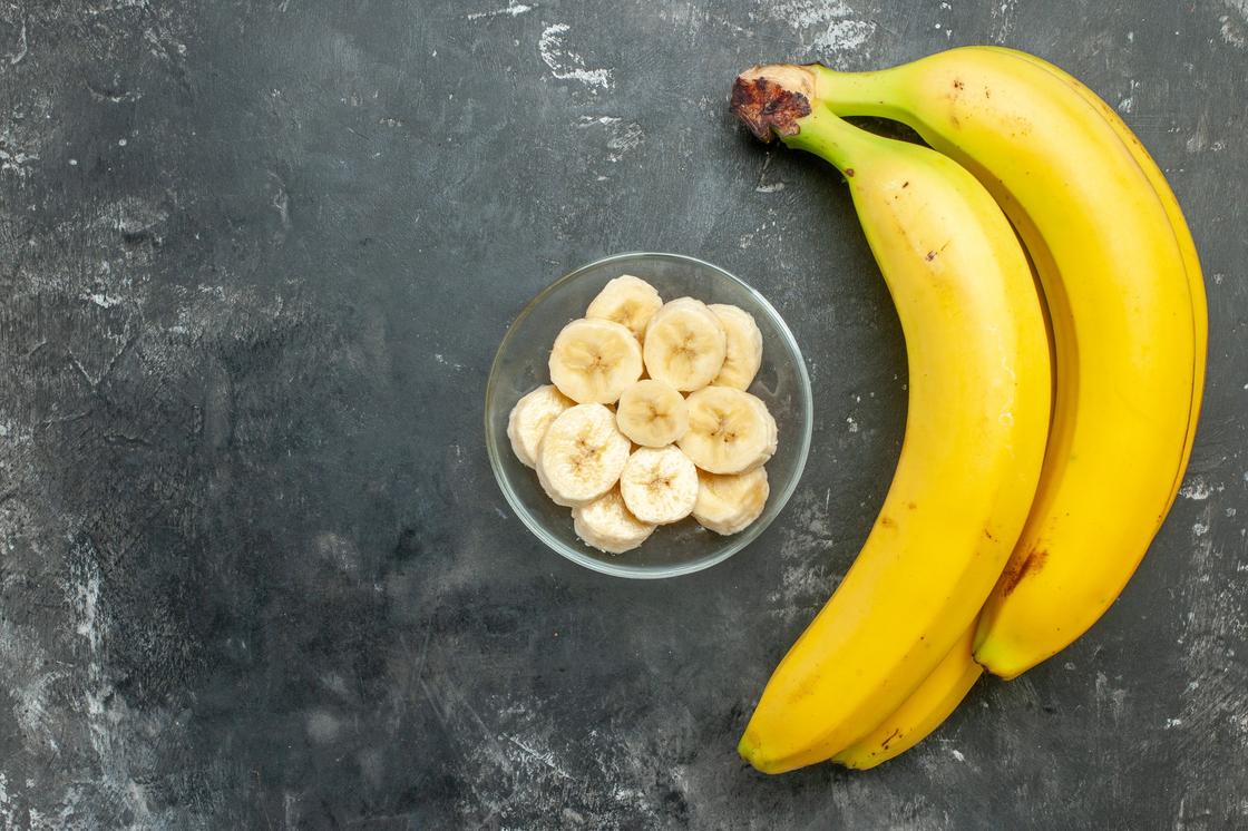 Бананы и кусочки банана