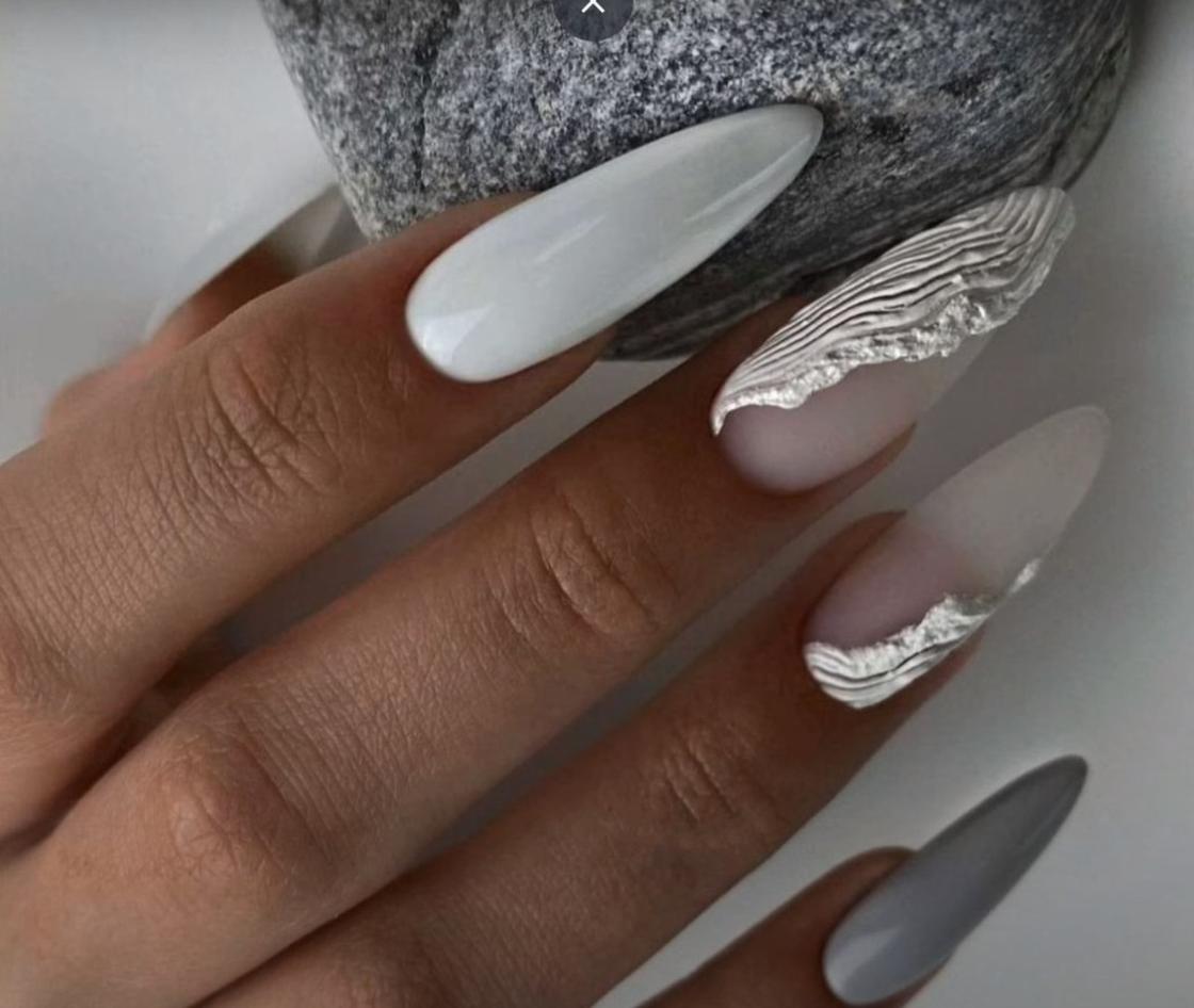 Длинные миндалевидные ногти с текстурированным хромированным маникюром