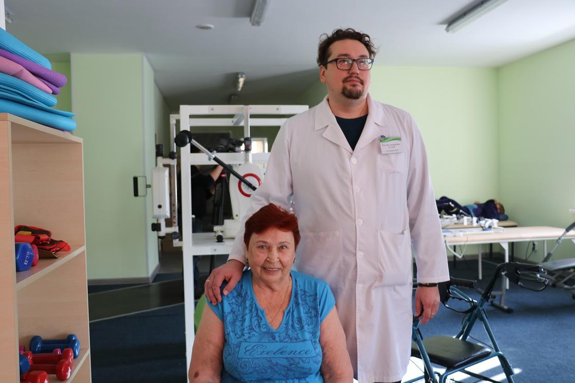 Пенсионерка из Караганды прошла бесплатную реабилитацию за счет ОСМС и встала на ноги
