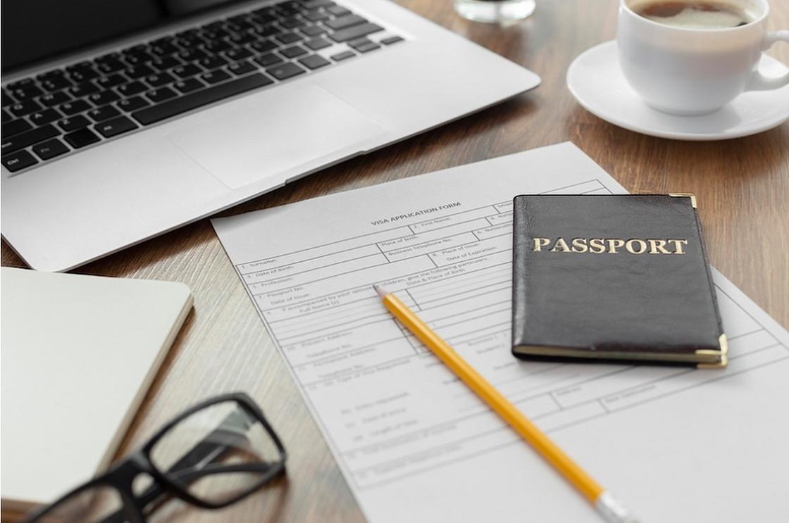 Паспорт, документы, ноутбук