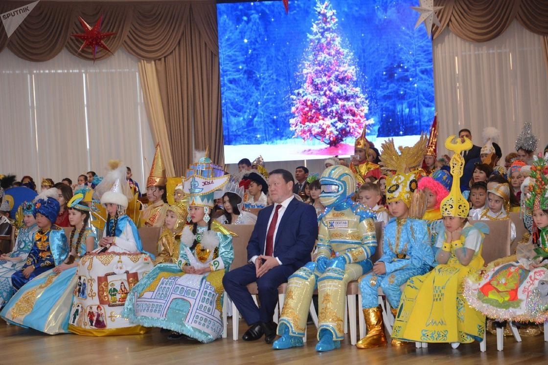 Мальчик в костюме "Цифровой Казахстан" победил на елке в Петропавловске (фото)