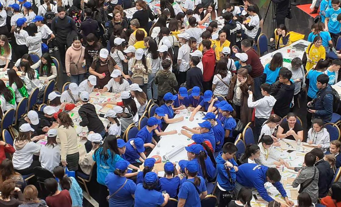 Более трех тысяч школьников приняли участие в экоакции "Бросай в желтый!" в Нур-Султане