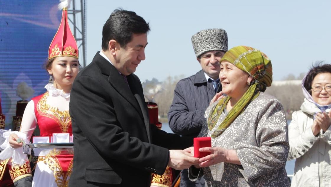 Многодетные семьи получили ключи от квартир в День единства в Карагандинской области