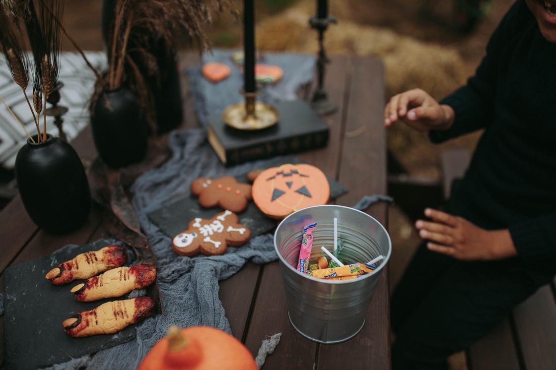Подготовка сладких угощений победителям игры на Хэллоуин