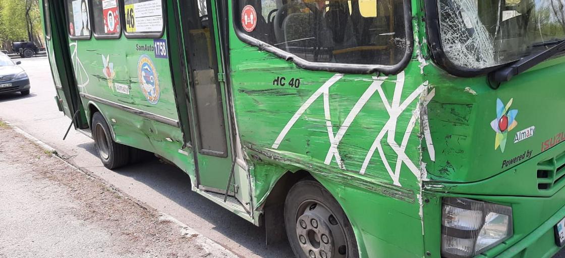 автобус, пострадавший в аварии в Алматы
