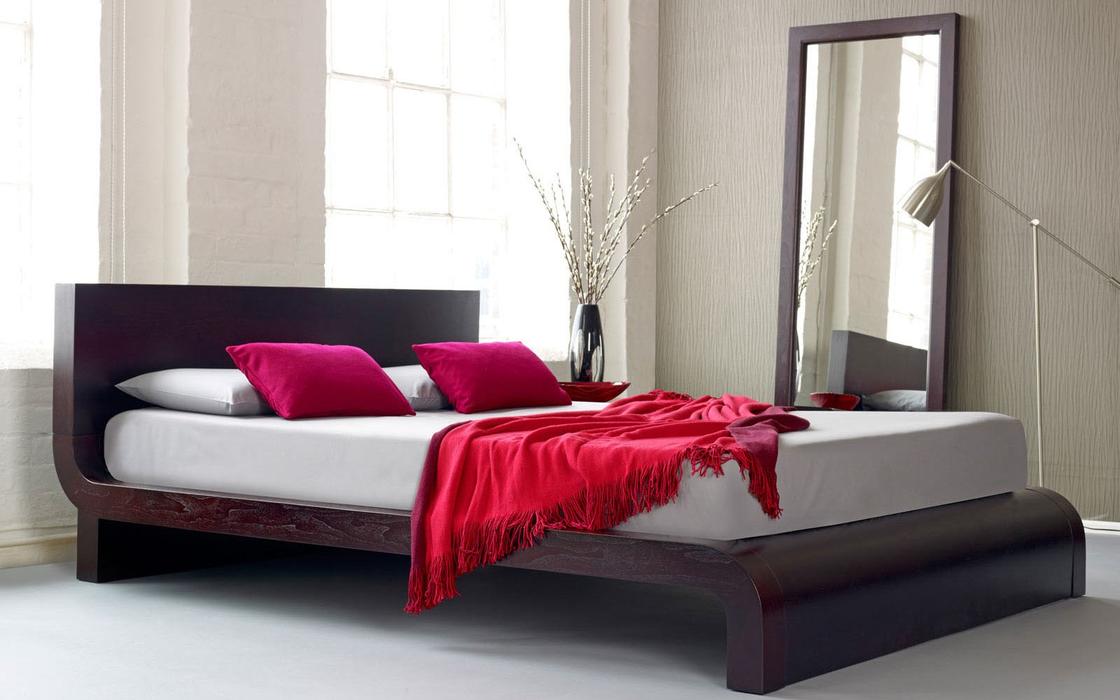 Деревянная кровать цвета темного венге
