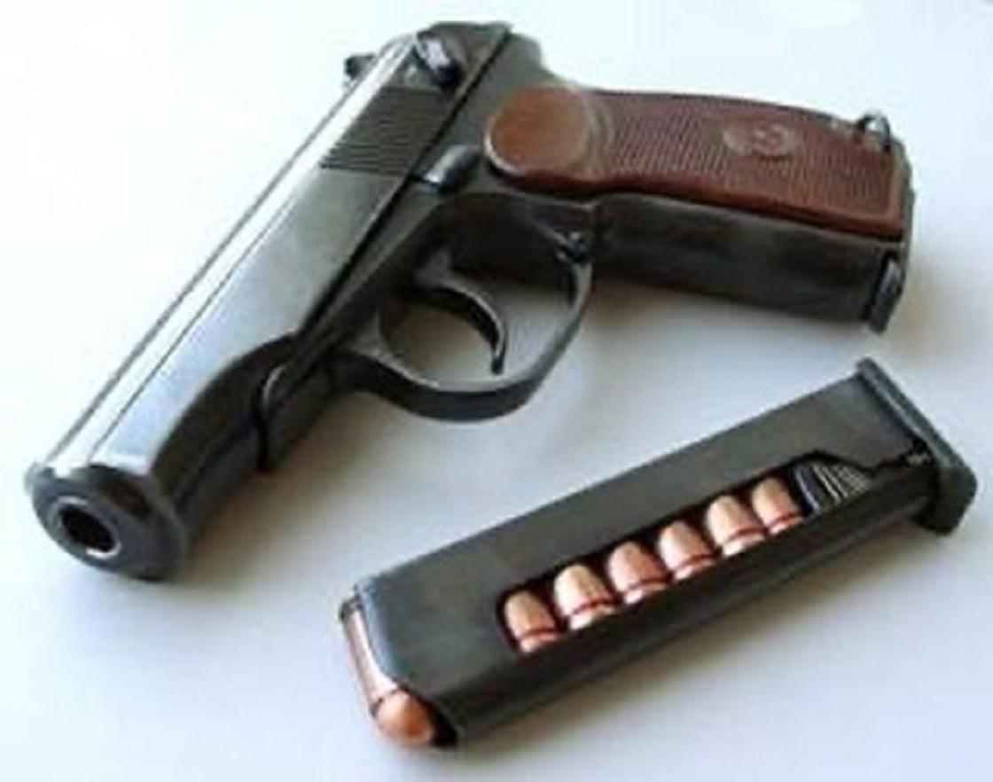 Пистолет с магазином лежат на столе