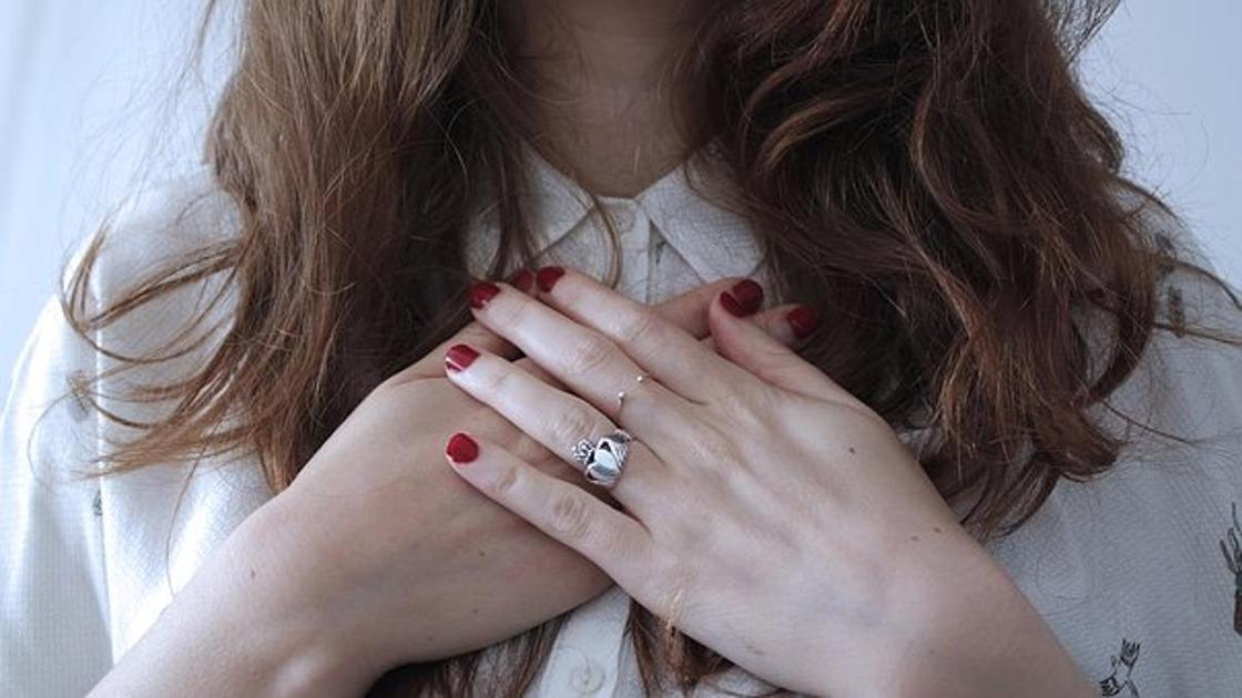 "Ты замуж не выйдешь!": мужчина запретил 27-летней девушке выходить замуж, однако сам планирует жениться на другой