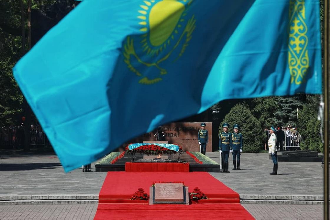 флаг Казахстана развевается на ветру