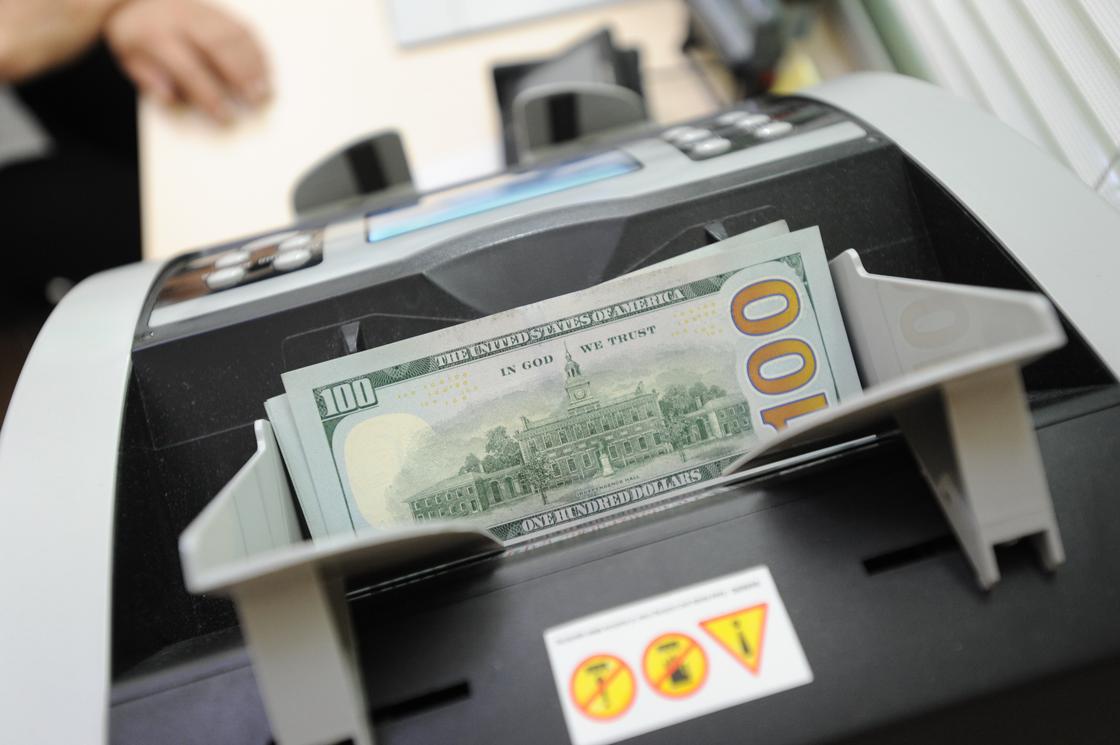 доллары лежат в счетной машинке