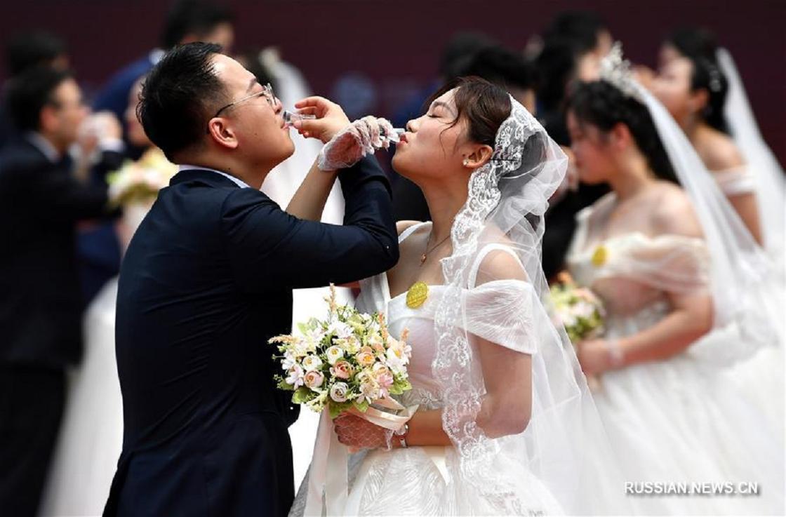 Коллективная свадьба 50 пар бойцов с эпидемией состоялась в Китае (фото)