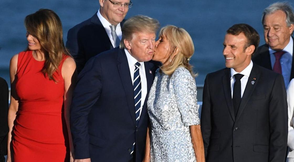 Жена Макрона поцеловала Трампа на глазах у его супруги Меланьи