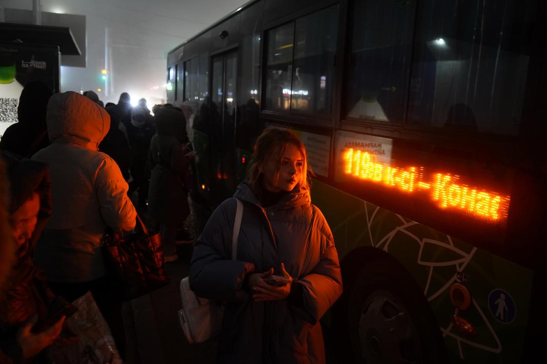 Люди на остановке заходят в автобус