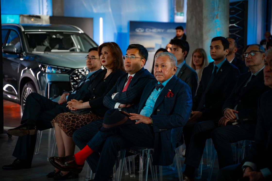 Основатель Astana Motors Нурлан Смагулов и CEO Astana Motors Бекнур Несипбаев, посол Казахстана в Словакии Жанна Сагинова, посол Китая в Словакии Цай Гэ.