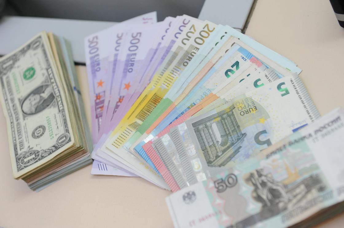 Доллары, евро и рубли лежат в кассе