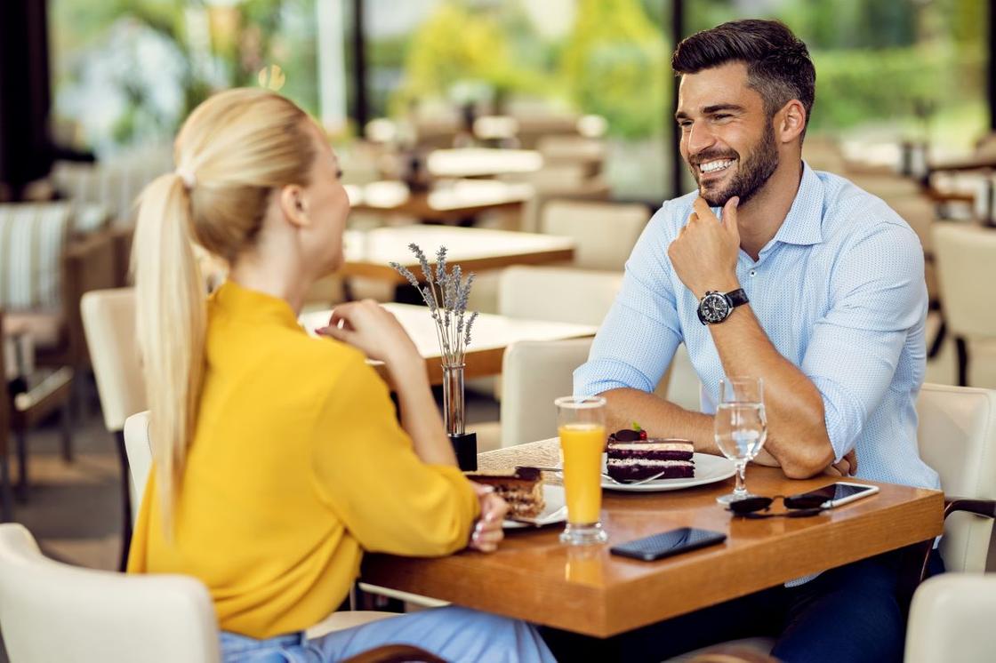 Парень с девушкой за столиком в кафе