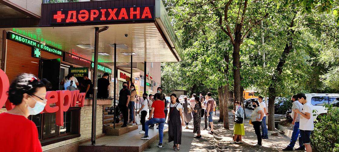 Объявления об отсутствии лекарств вывесили в аптеках Алматы