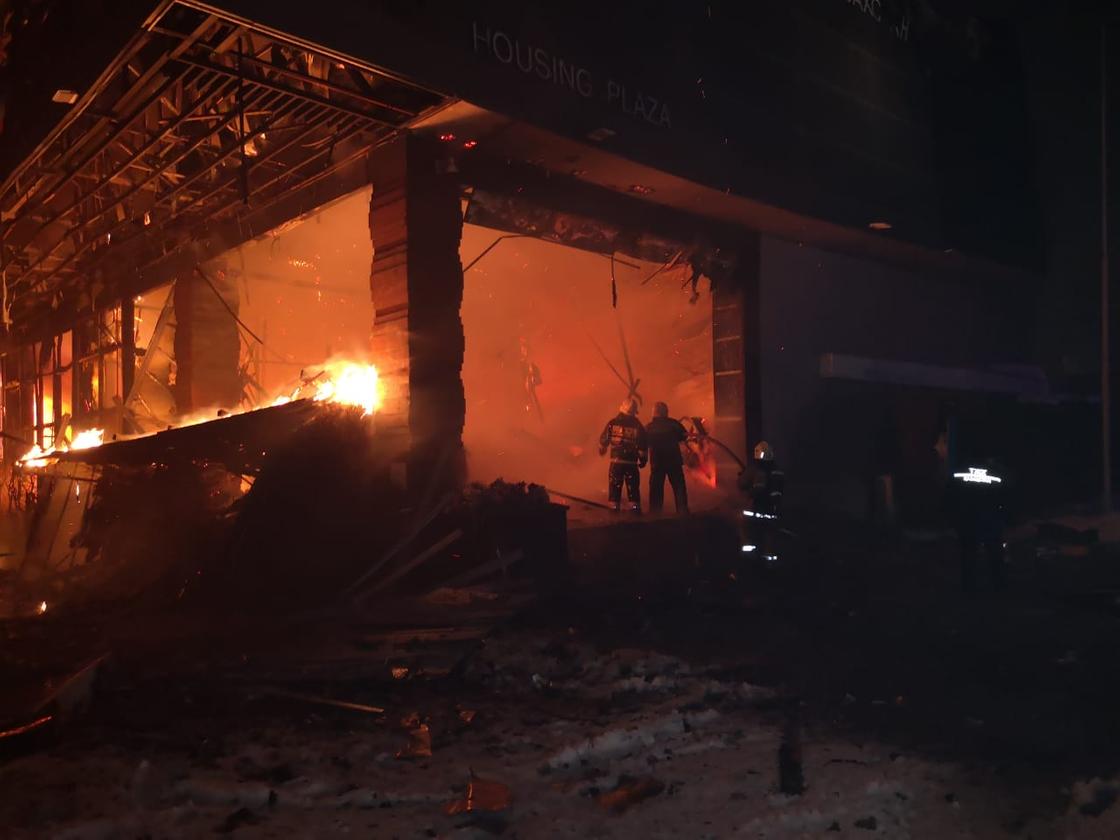 Крупный пожар произошел в Астане (фото, видео)