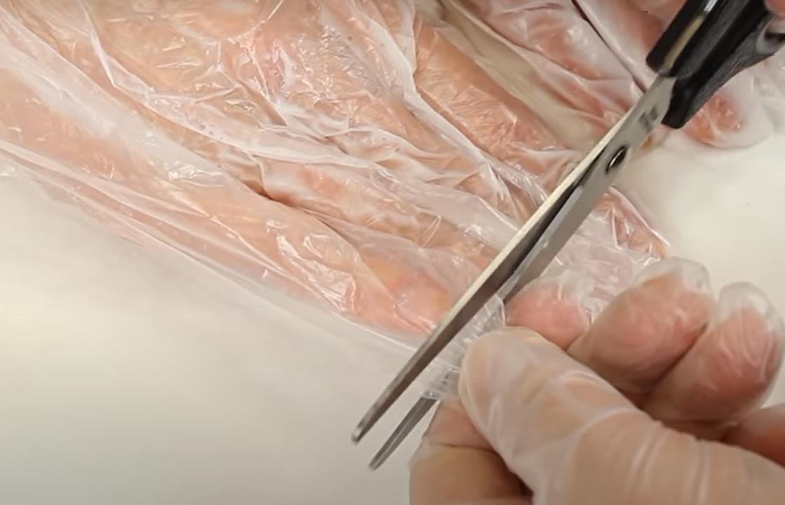 Срезание верхней части перчаток для обработки ногтей