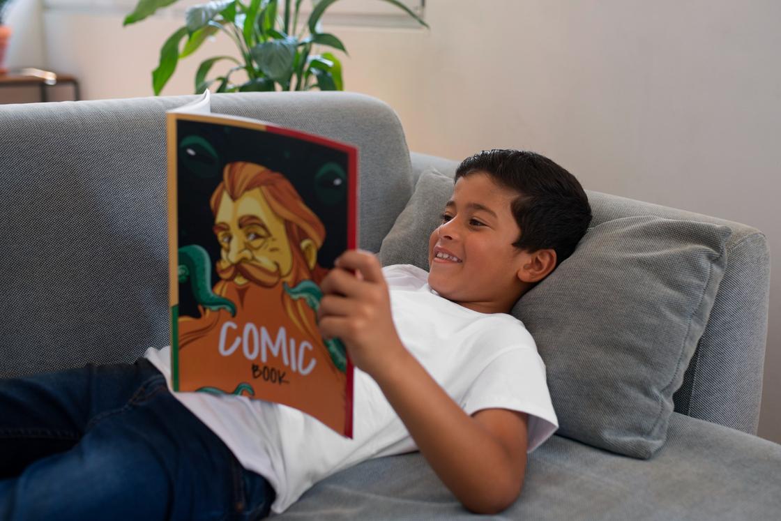 Мальчик читает комикс