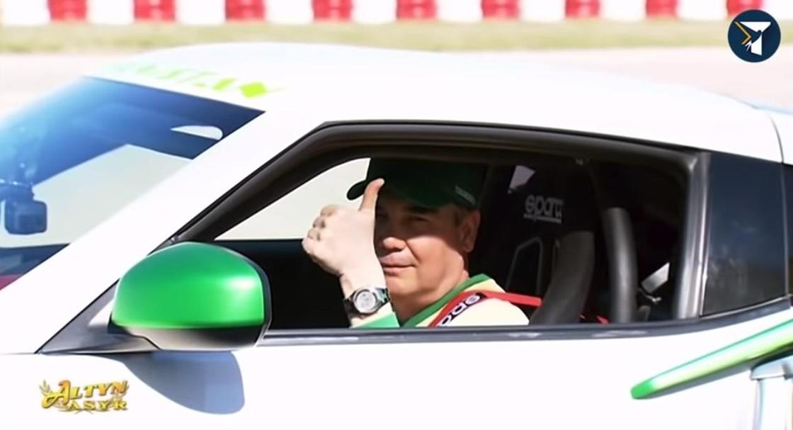 Президент Туркменистана устроил дрифт на спорткаре