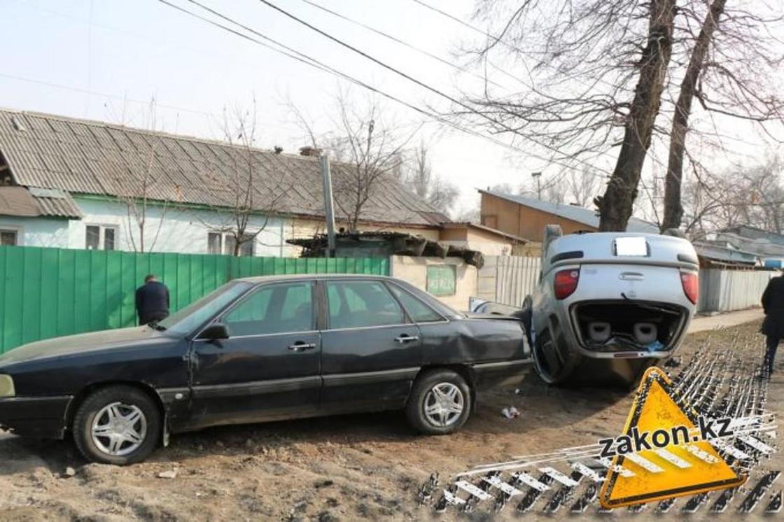 Авто перевернулось: девушка с ребенком попали в ДТП под Алматы (фото)