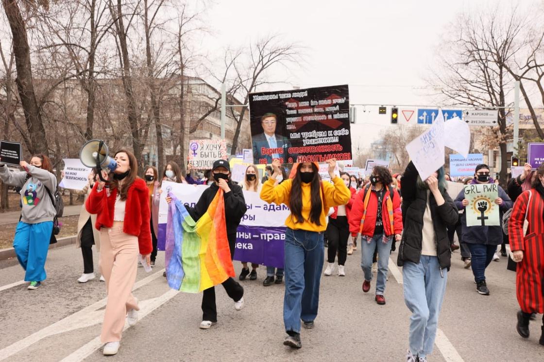 люди с плакатами на марше феминисток в Алматы