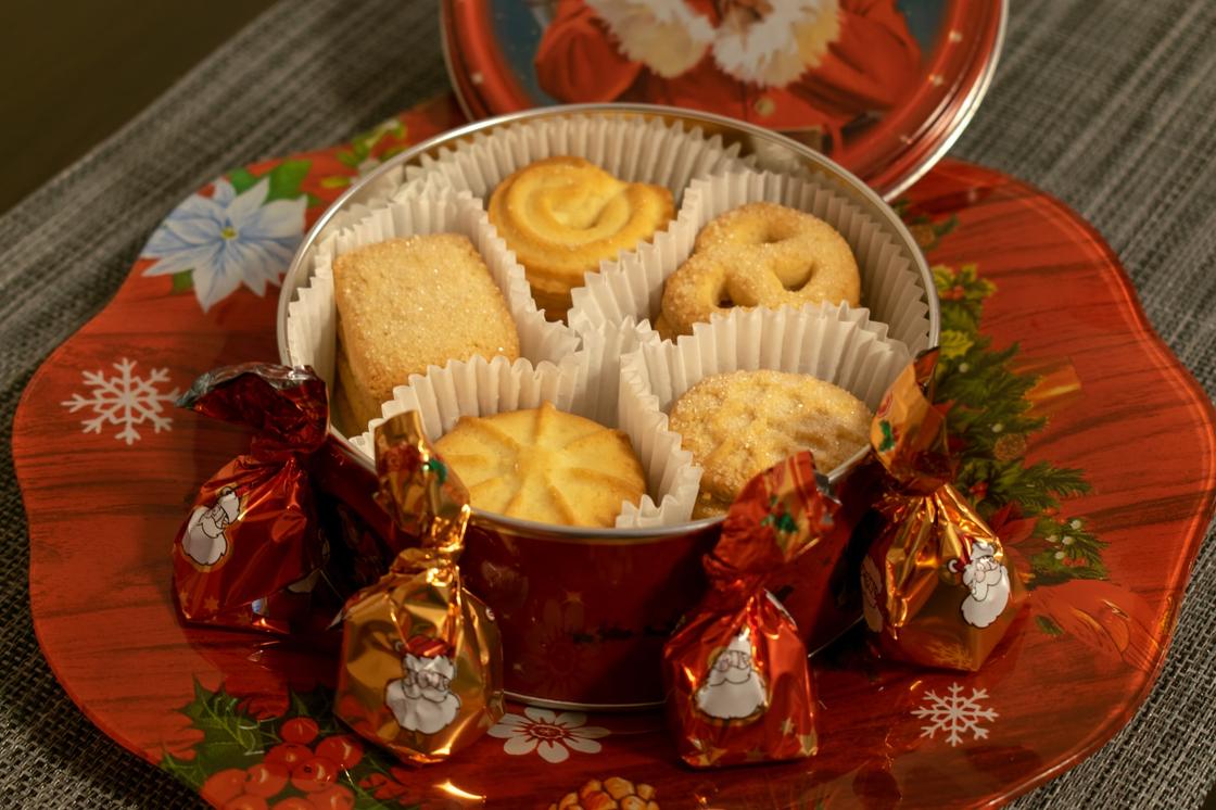 Печенье в нарядной упаковке, конфеты