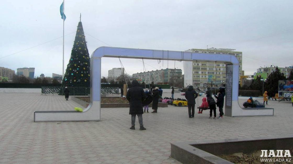 Архитектурная форма "Качели" на площади Ынтымак