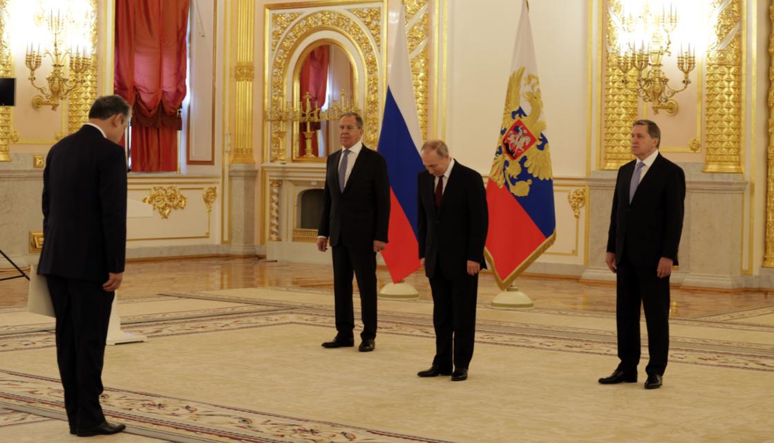 "Поддерживаем контакт с нашим добрым другом Назарбаевым": Путин принял посла Казахстана