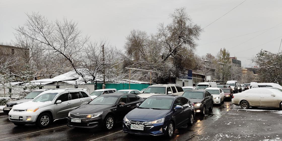 У налоговых должников изымают автомобили в Алматы