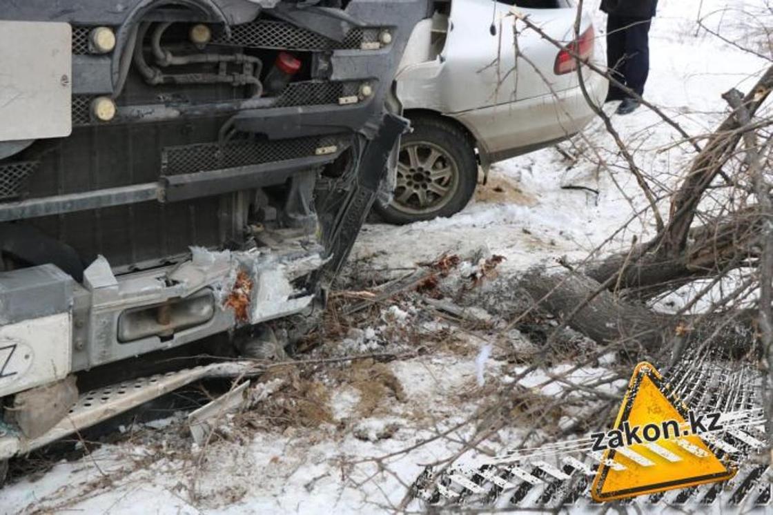 Фура врезалась в легковушку в Алматинской области: два человека погибли