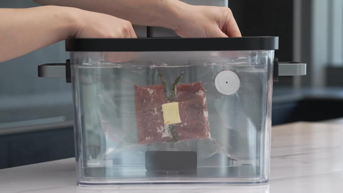 Мясо в вакуумном пакете помещают в прибор для су-вид, наполненный водой