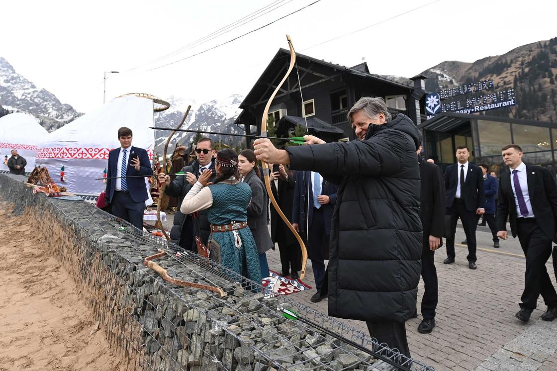 Представители США в Алматы