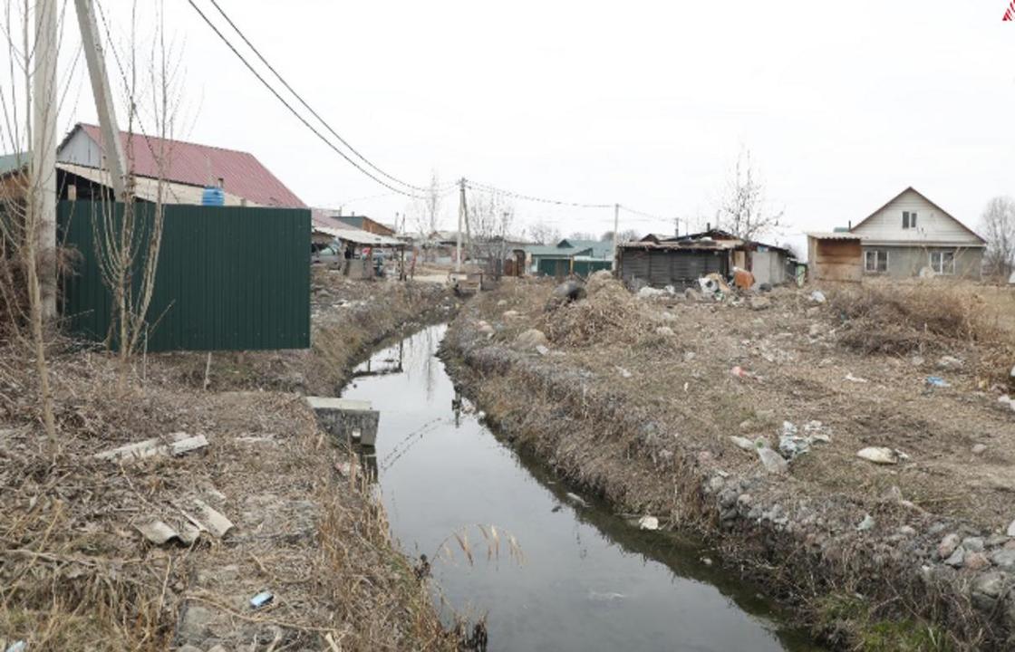 "Живем среди мусора": жители Алатауского района жалуются, что их игнорируют